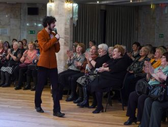 Музыкальная гостиная для ветеранов ЕВРАЗ ЗСМК в честь весны, любви и красоты