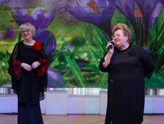 Музыкальная гостиная для ветеранов ЕВРАЗ ЗСМК в честь весны, любви и красоты