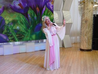 Музыкальная гостиная для ветеранов ЕВРАЗ ЗСМК в честь весны, любви и красоты