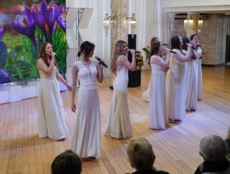 Музыкальная гостиная для ветеранов ЕВРАЗ ЗСМК в честь весны, любви и красоты