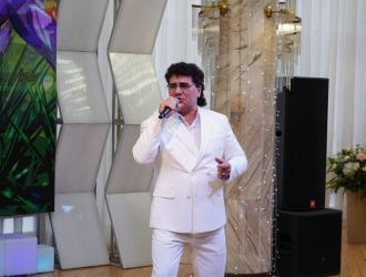 Музыкальная гостиная для ветеранов ЕВРАЗ ЗСМК в честь весны, любви и красоты