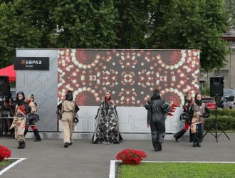 Награждение работников, занесённых на Доску Почёта и в Книгу Почёта комбината
